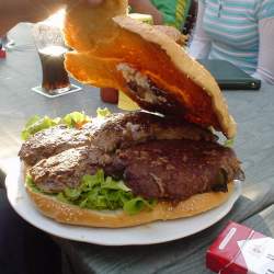 2005, 1.8.: Riesenburger bei Uncle Sams Diner in Heppenheim