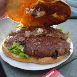 2005, 1.8.: Riesenburger bei Uncle Sams Diner in Heppenheim