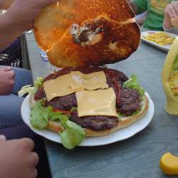 2005, 1.8.: Riesenburger bei Uncle Sams Diner in Heppenheim