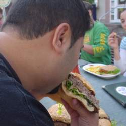 2005, 1.8.: Riesenburger bei Uncle Sams Diner in Heppenheim