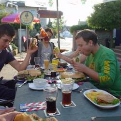 2005, 1.8.: Riesenburger bei Uncle Sams Diner in Heppenheim