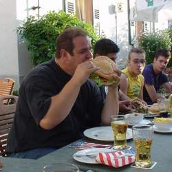 2005, 1.8.: Riesenburger bei Uncle Sams Diner in Heppenheim