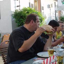 2005, 1.8.: Riesenburger bei Uncle Sams Diner in Heppenheim