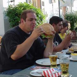 2005, 1.8.: Riesenburger bei Uncle Sams Diner in Heppenheim