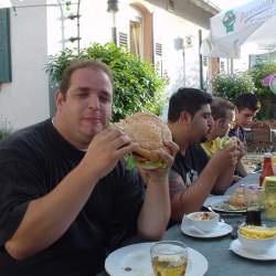 2005, 1.8.: Riesenburger bei Uncle Sams Diner in Heppenheim