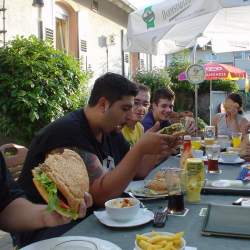 2005, 1.8.: Riesenburger bei Uncle Sams Diner in Heppenheim