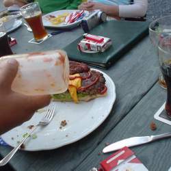 2005, 1.8.: Riesenburger bei Uncle Sams Diner in Heppenheim