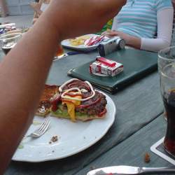 2005, 1.8.: Riesenburger bei Uncle Sams Diner in Heppenheim