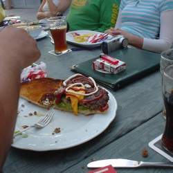 2005, 1.8.: Riesenburger bei Uncle Sams Diner in Heppenheim