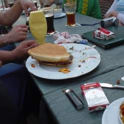 2005, 1.8.: Riesenburger bei Uncle Sams Diner in Heppenheim